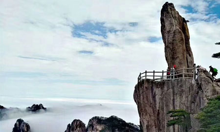 驻马店到黄山旅游团景点：黄山飞来石