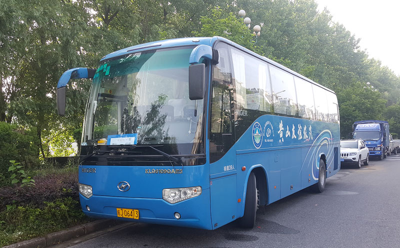 39座黄山旅游会议用车正面图