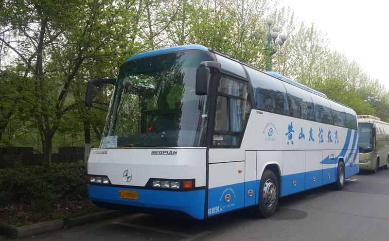 黄山旅游会议用50座大巴车正面 图示